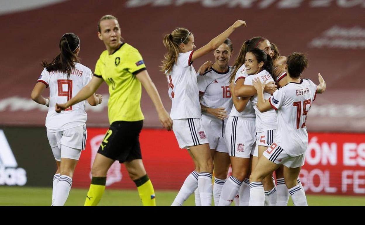 Jugadoras de la selección española celebrando uno de los goles ante la República Checa en octubre. 