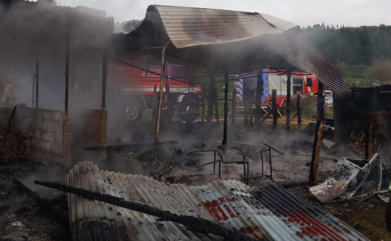 Estado en el que ha quedado la caseta de los animales devastada por el fuego