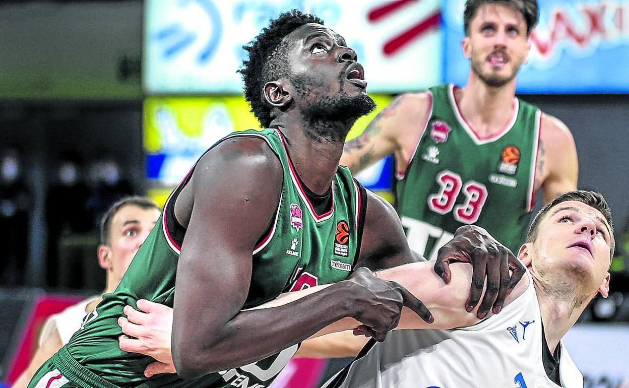 Fall pelea para hacerse un hueco en el rebote en el duelo contra el Zenit del pasado lunes. 