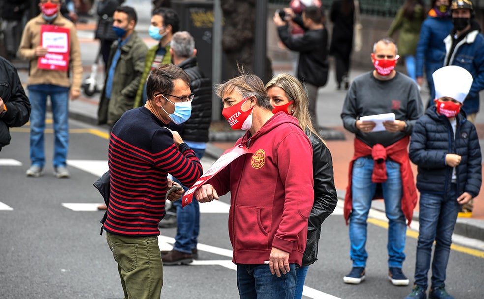 Fotos: Los hosteleros de manifiestan en Bilbao