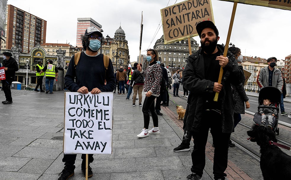 Fotos: Los hosteleros de manifiestan en Bilbao