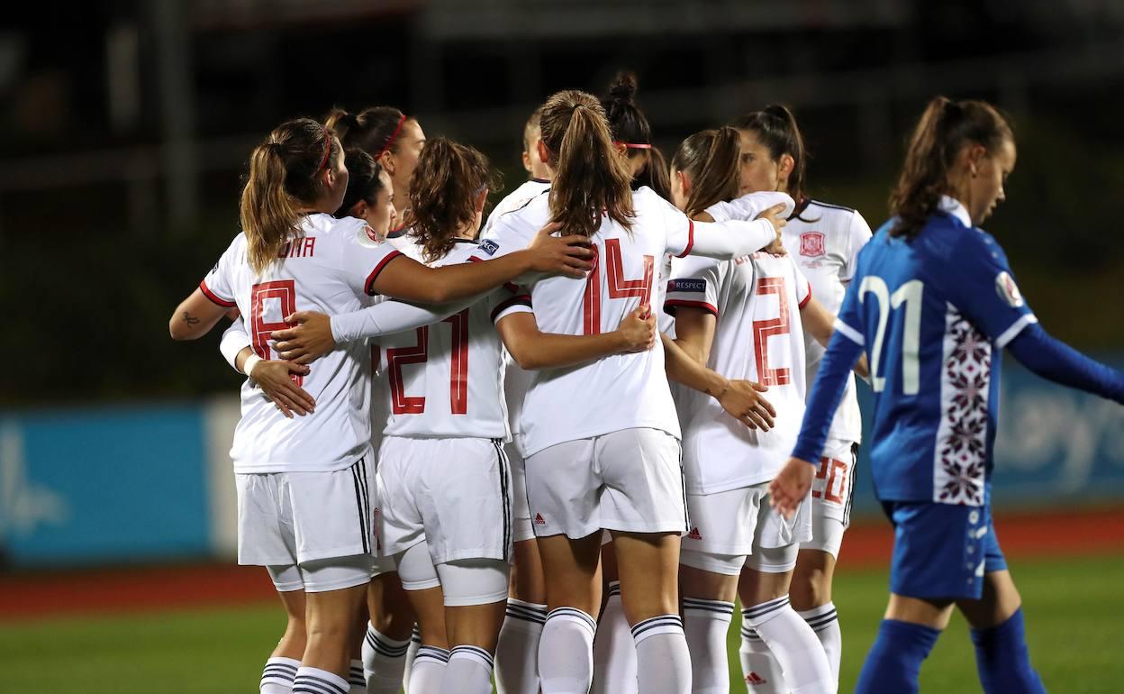 Jugadoras de España celebrando uno de los goles ante Moldavia. 