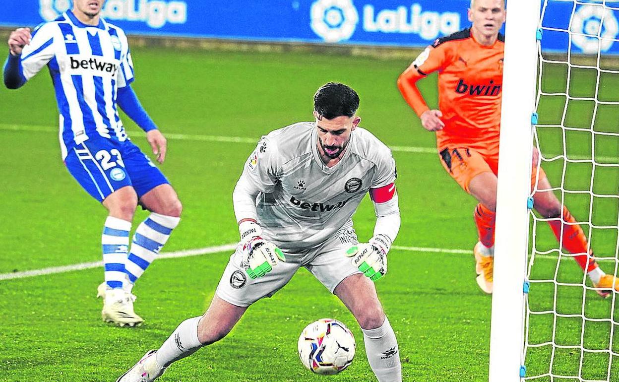 Pacheco ataja un balón frente al Valencia en el partido del domingo, que le permitió colarse en el top5 albiazul en Primera. 