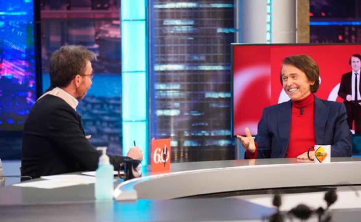 Raphael escucha sonriente a Pablo Motos. 