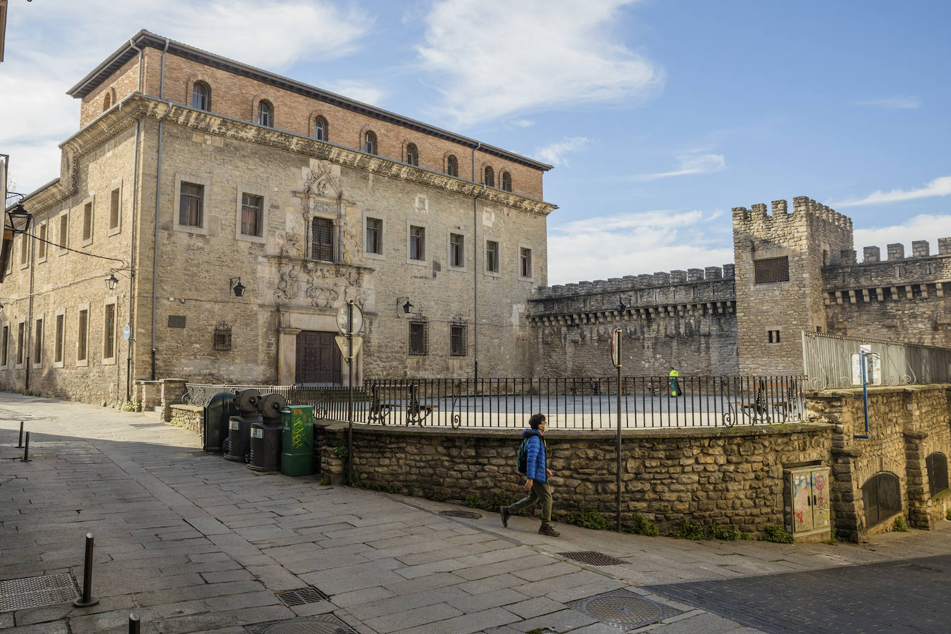 Fernán López de Escoriaza, médico del rey Enrique VIII de Inglaterra, y su mujer Victoria de Anda y Esquivel ordenaron construir el palacio Escoriaza-Esquivel a mediados del siglo XVI. Por su riqueza arquitectónica y ornamental, se trata de uno de los mejores ejemplos de la arquitectura civil renacentista.