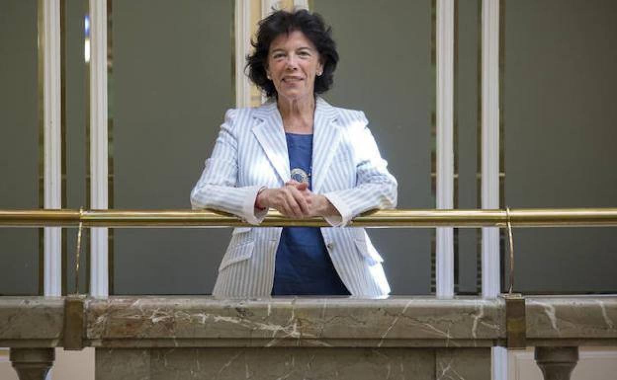 Isabel Celaá, en la galería interior del edificio que alberga el Ministerio de Educación. 