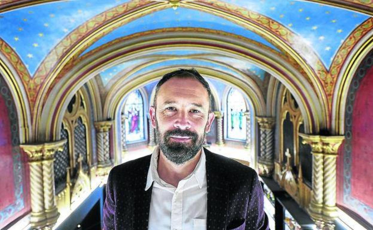 El delegado del Gobierno en el País Vasco, Denis Itxaso, posa para la sesión fotográfica antes de la entrevista en San Sebastián. 