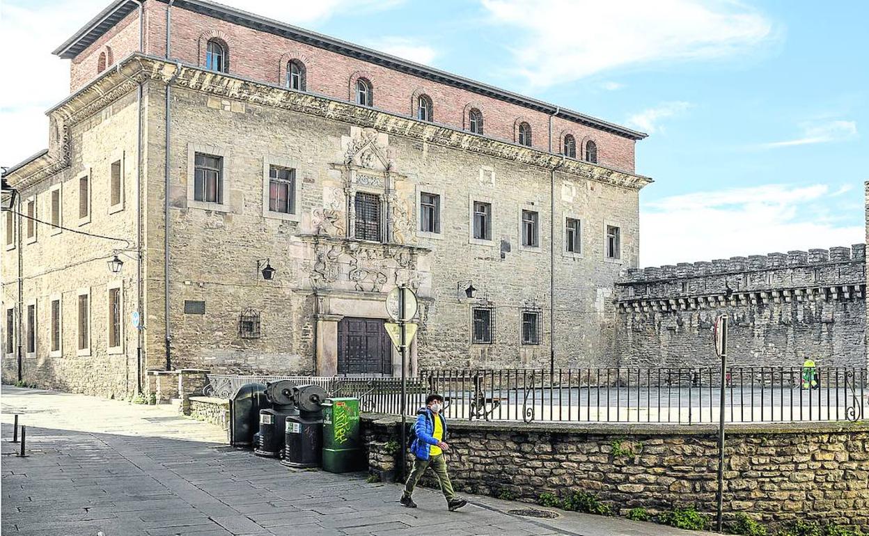 Escoriaza-Esquível iba a acoger el Gasteiz Antzokia, ahora languidece con el portón cerrado a cal y canto. 