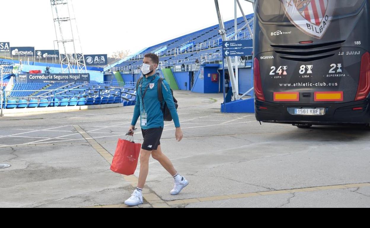 Iñigo Martinez nada más bajar del autobús del Athletic en el Coliseum de Getafe.