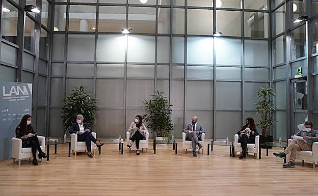 Sara López de Pariza, que moderó el debate; Elena Moreno, Maider Etxebarria, Axier Urresti, Pilar Zorrilla y Txema Pascual, en el Palacio Europa. 
