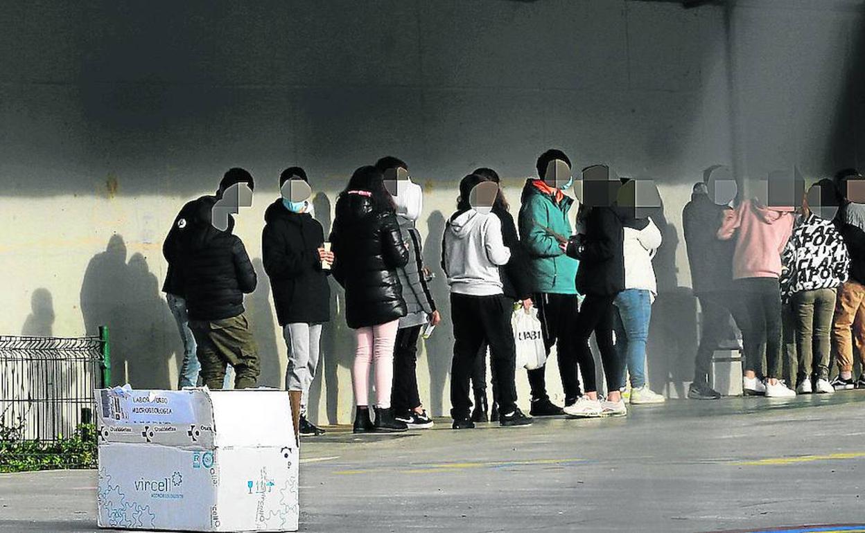 Los alumnos de la ikastola Abus hacián cola ayer en el patio para hacerse la prueba.