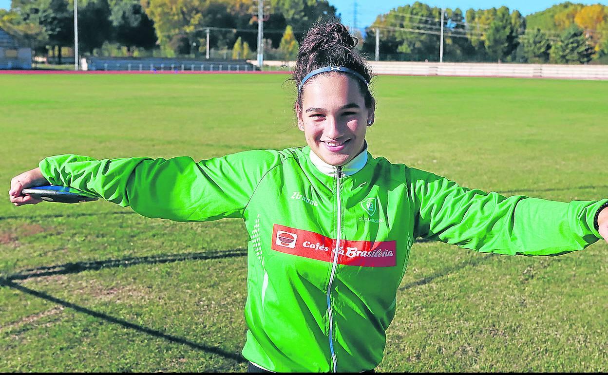 Mencía Alegre, con su inseparable disco, en un entrenamiento. 