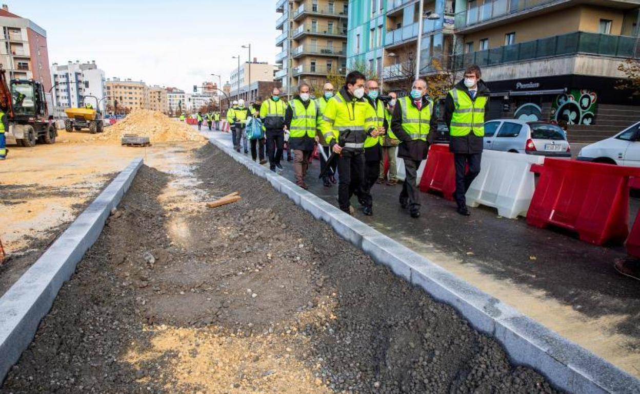 La comitiva durante el recorrido por las obras del tranvía.