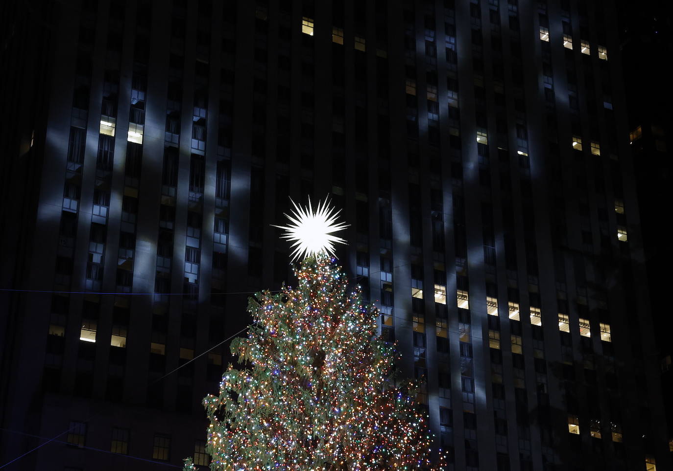 Fotos: Nueva York inaugura la Navidad con el encendido del árbol de Rockefeller
