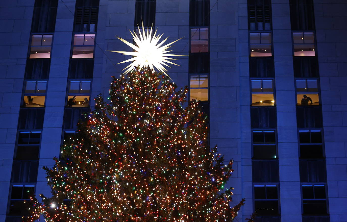 Fotos: Nueva York inaugura la Navidad con el encendido del árbol de Rockefeller