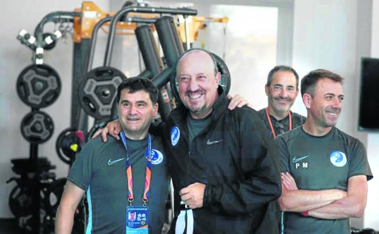 Alberto Fernández, junto a Rafa Benítez y el cuerpo técnico del equipo chino. 