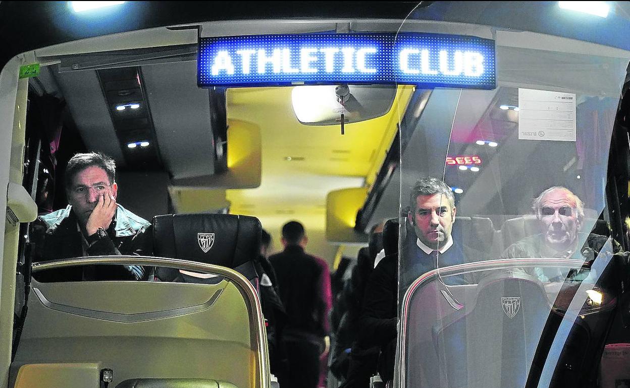 Una fotografía perfecta para resumir lo que pasaba en el Athletic tras perder contra el Levante y lo que iba a ocurrir después, despido de Berizzo y la llegada de Garitano. 