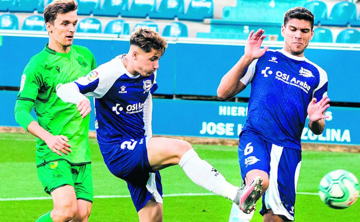 Borja golpea el balón en el triunfo albiazul de la temporada pasada frente a la Real. 