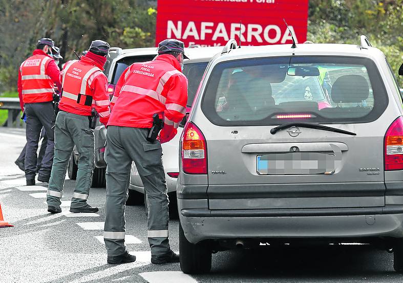 Agentes controlan ayer el acceso a Navarra desde Gipuzkoa. 