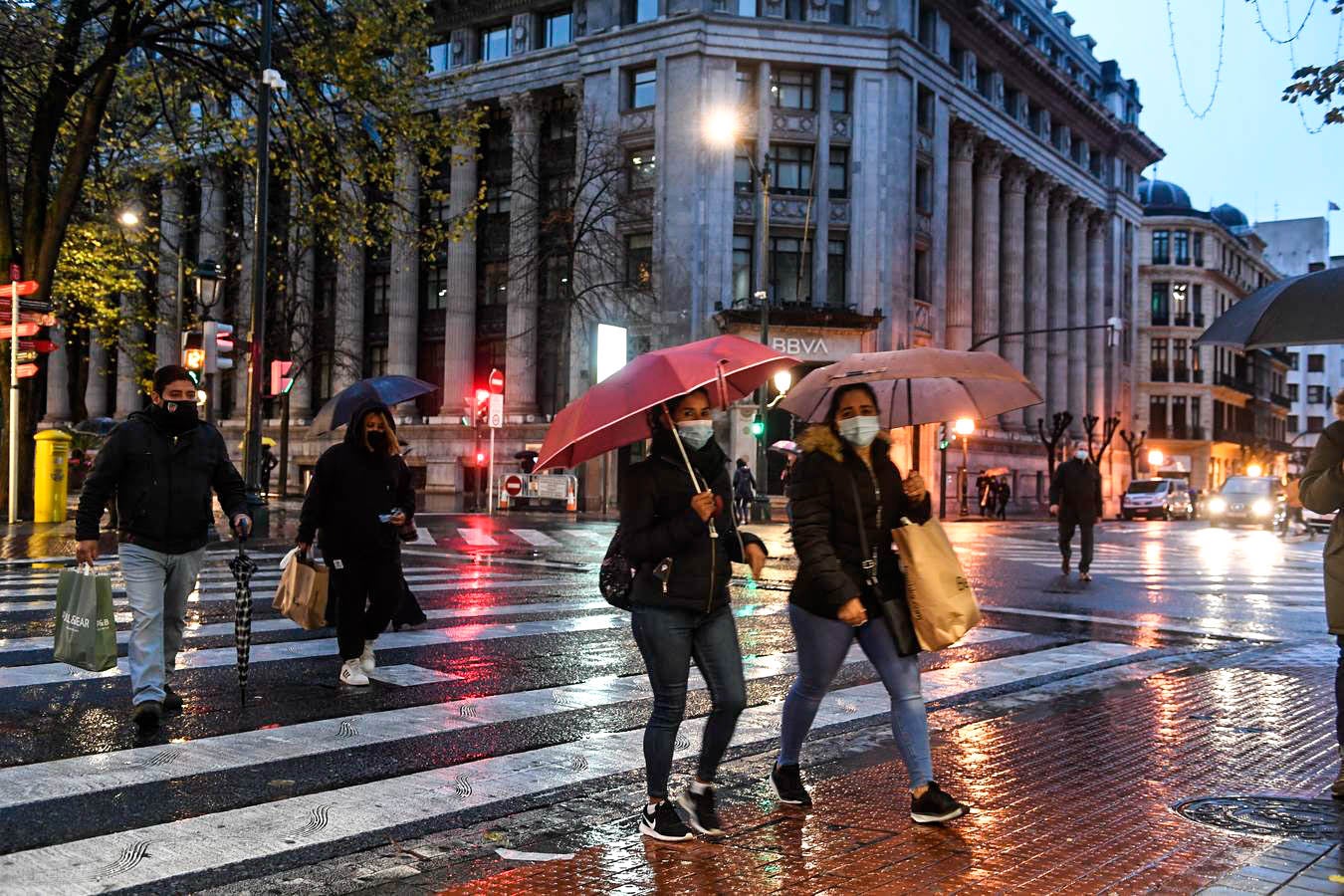 Fotos: Colas en los mercados y plazas de Bilbao