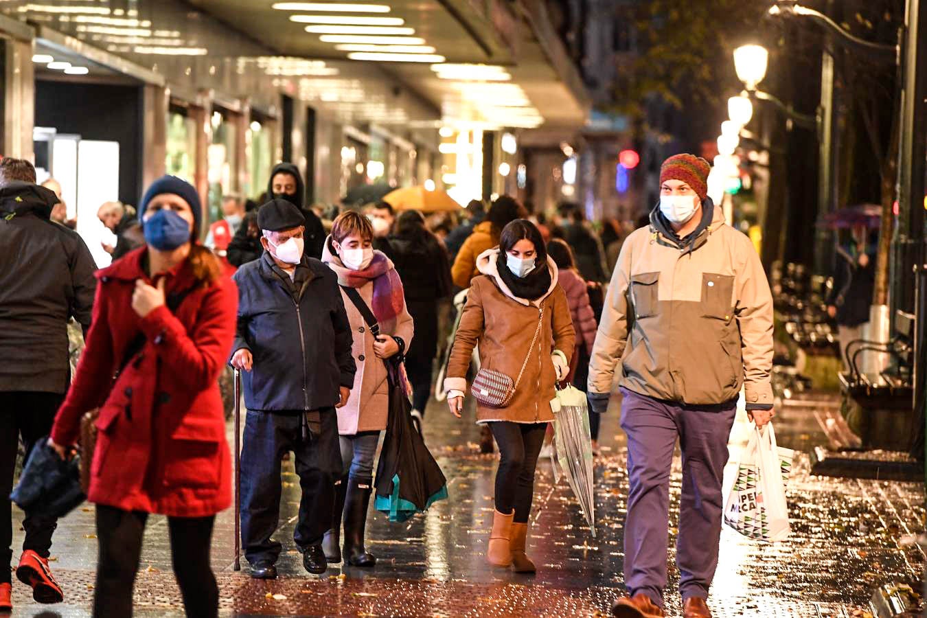 Fotos: Colas en los mercados y plazas de Bilbao