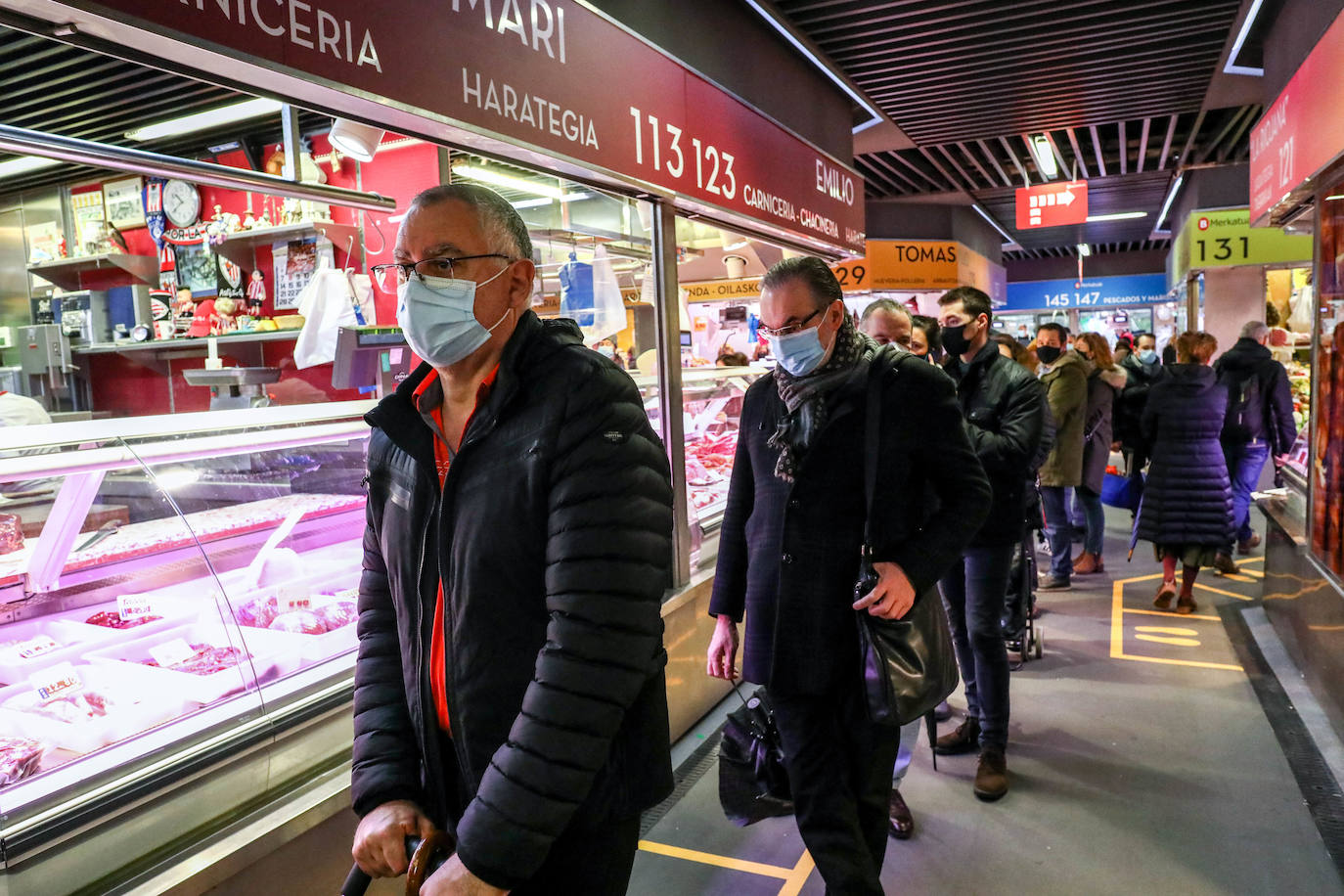 Fotos: Colas en los mercados y plazas de Bilbao