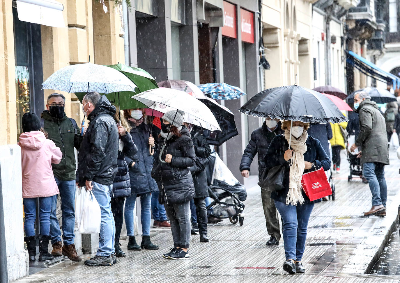 Fotos: Colas en los mercados y plazas de Bilbao