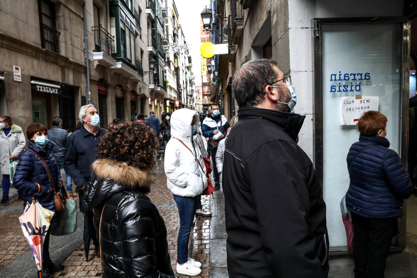 Fotos: Colas en los mercados y plazas de Bilbao