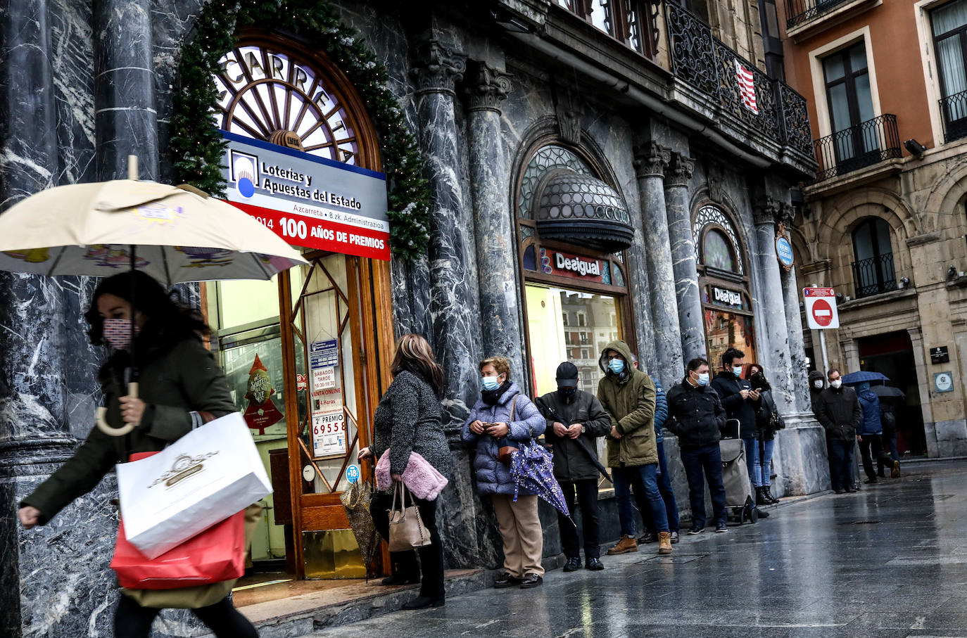 Fotos: Colas en los mercados y plazas de Bilbao