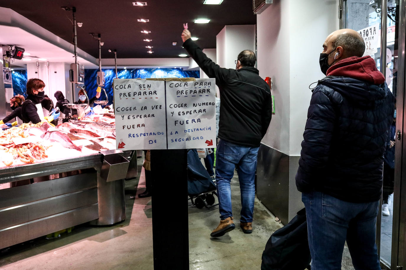 Fotos: Colas en los mercados y plazas de Bilbao