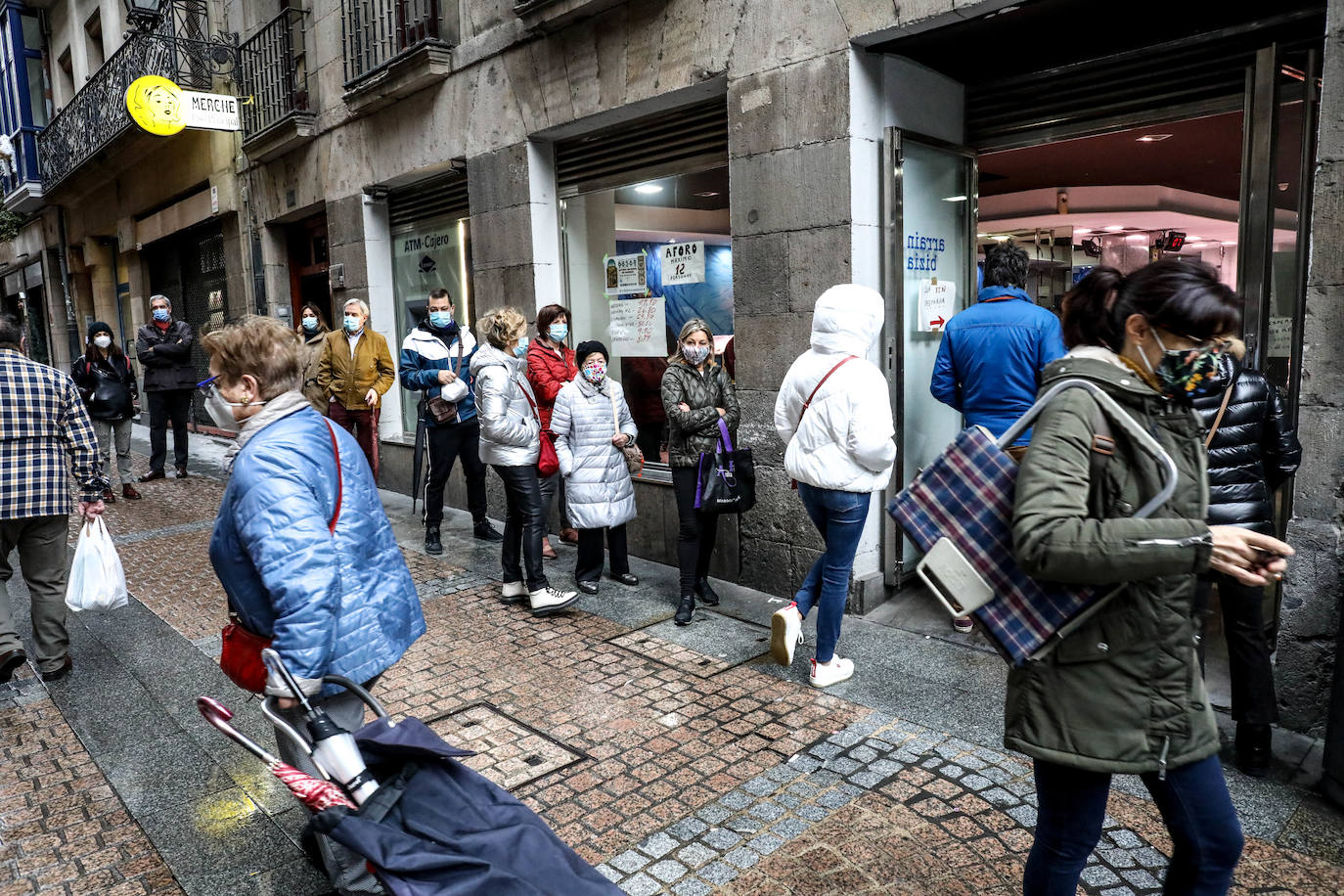 Fotos: Colas en los mercados y plazas de Bilbao