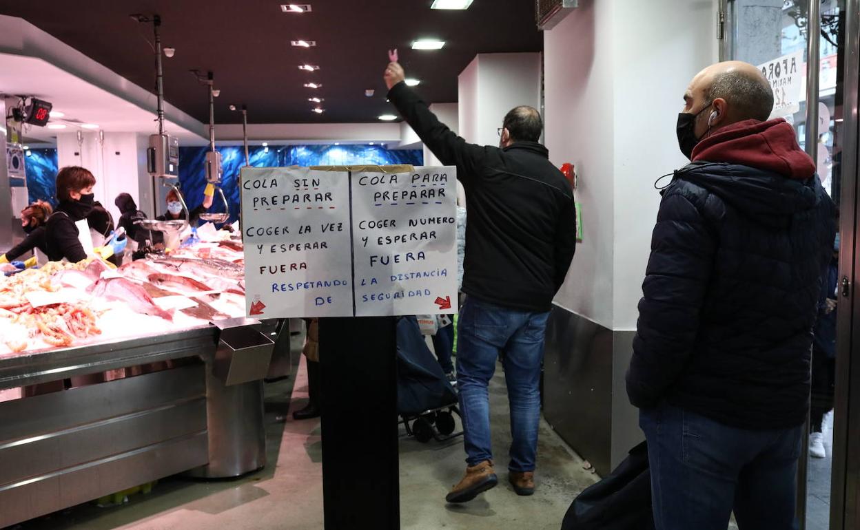 Colas en una pescadería en Bilbao.