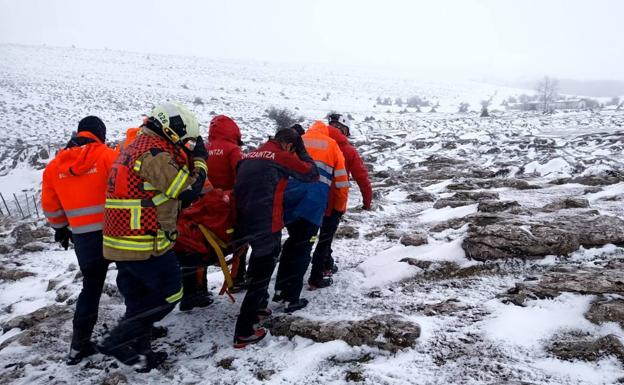 Los servicios de emergencia rescatan el cuerpo del fallecido.