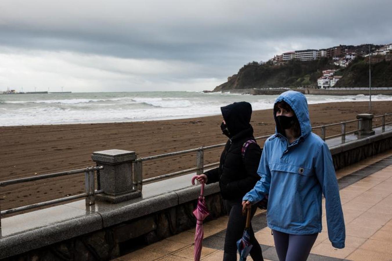 Fotos: Viento, nieve y frío en un domingo desapacible