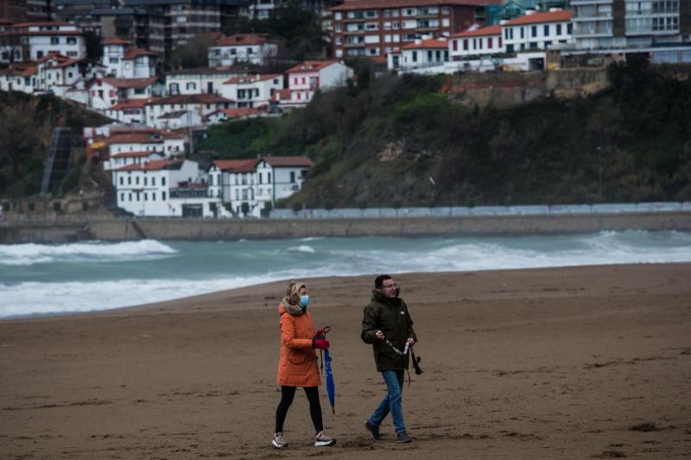 Fotos: Viento, nieve y frío en un domingo desapacible