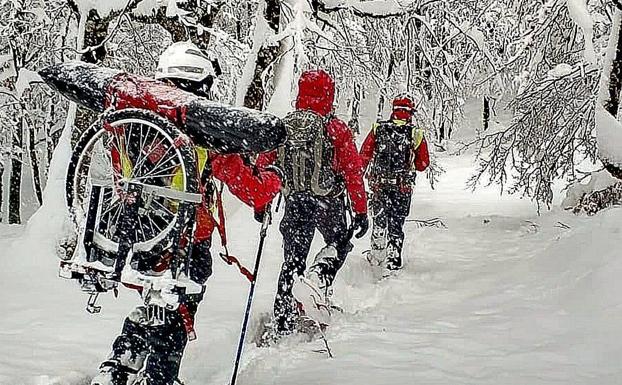 Los últimos rescates obligan a la Ertzaintza a recordar que no se suba al monte con alerta meteorológica