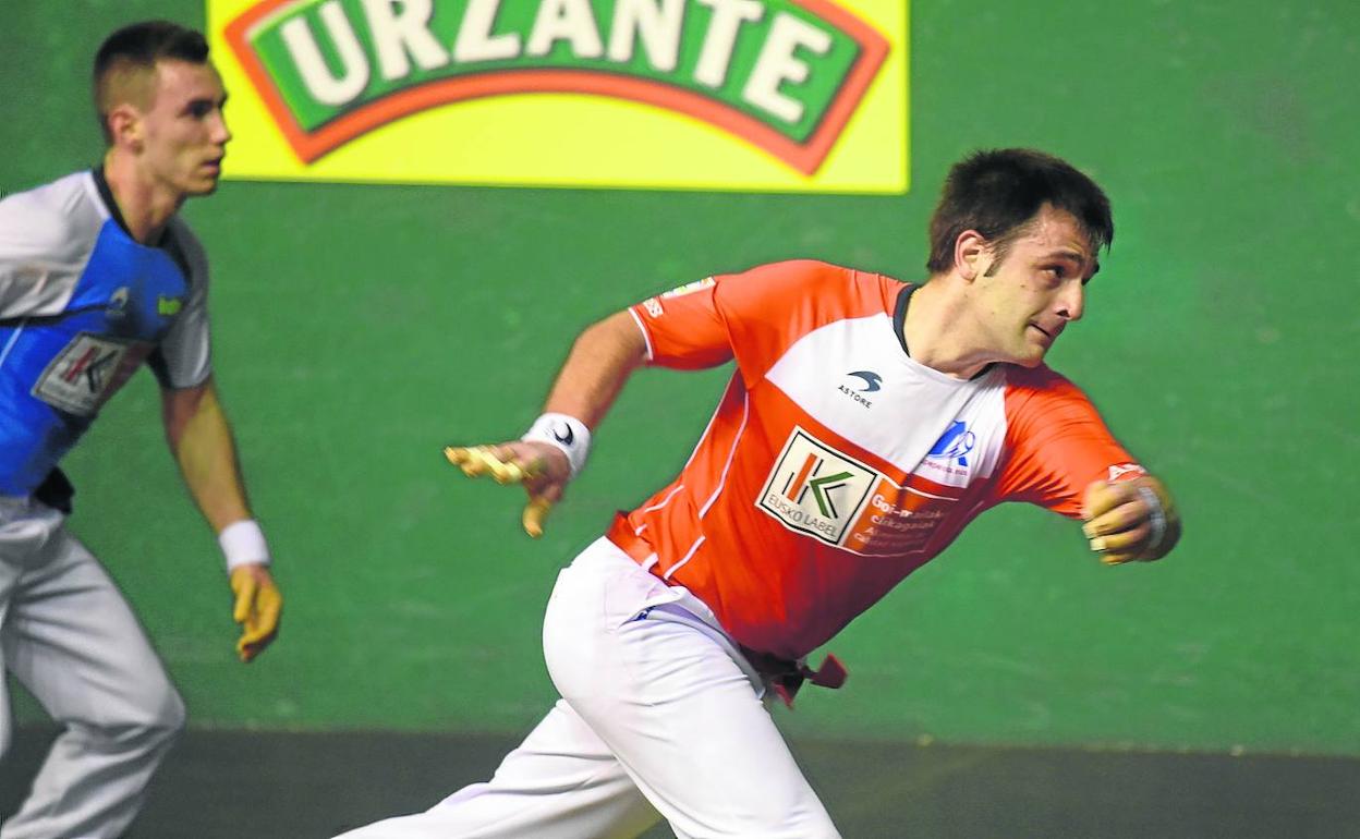 Elezkano II coloca una pelota en el 'txoko' con su zurda ante la mirada de Zubizarreta III en el frontón Gurea de Azkoitia.