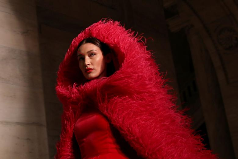 La modelo Bella Hadid presenta una creación de la colección Oscar de la Renta Otoño 2020 durante la Semana de la Moda de Nueva York en Manhattan, Nueva York, el 10 de febrero de 2020. 