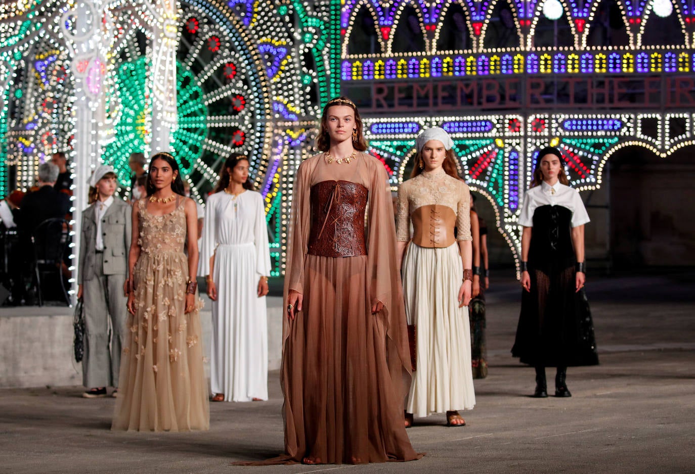 Modelos presentan creaciones de la colección Cruise 2021 de Dior durante un desfile en vivo sin público debido al brote de coronavirus, en la Piazza del Duomo, en Lecce, Italia, el 22 de julio de 2020.