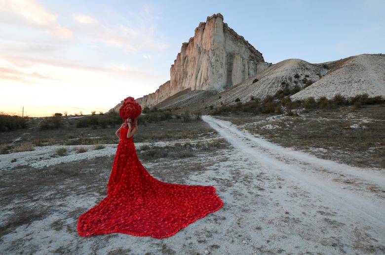 Una modelo presenta una creación durante un desfile de la Semana de la Moda de Crimea cerca de White Rock, también conocido como Aq-Qaya, en las afueras de Belogorsk, Crimea, el 13 de septiembre de 2020.