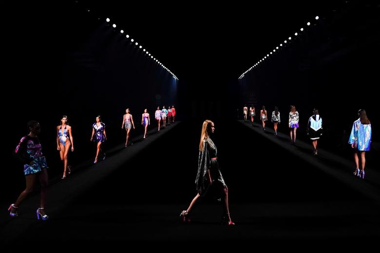 Modelos presentan creaciones de Custo Barcelona durante la Mercedes Benz Fashion Week en Madrid, España, 12 de septiembre de 2020.