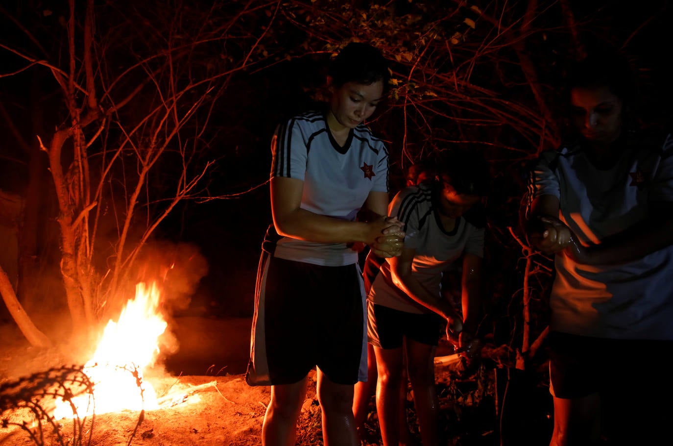 Una cabo aplica desinfectante después de manipular los cuerpos de las víctimas del coronavirus. 