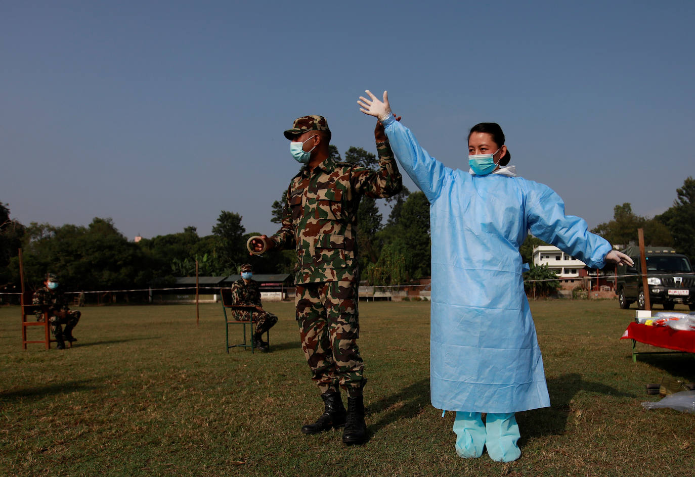Una mujer soldado participa en un entrenamiento sobre cómo manejar los cuerpos de las víctimas del coronavirus.