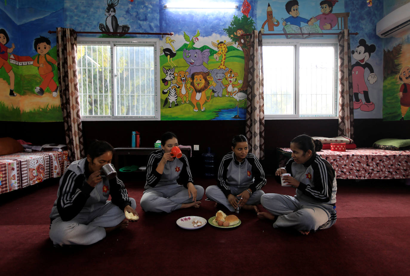 Las soldado desayunan antes de ser dados de alta. cuarentena en las instalaciones de un cuartel del ejército en Katmandú.
