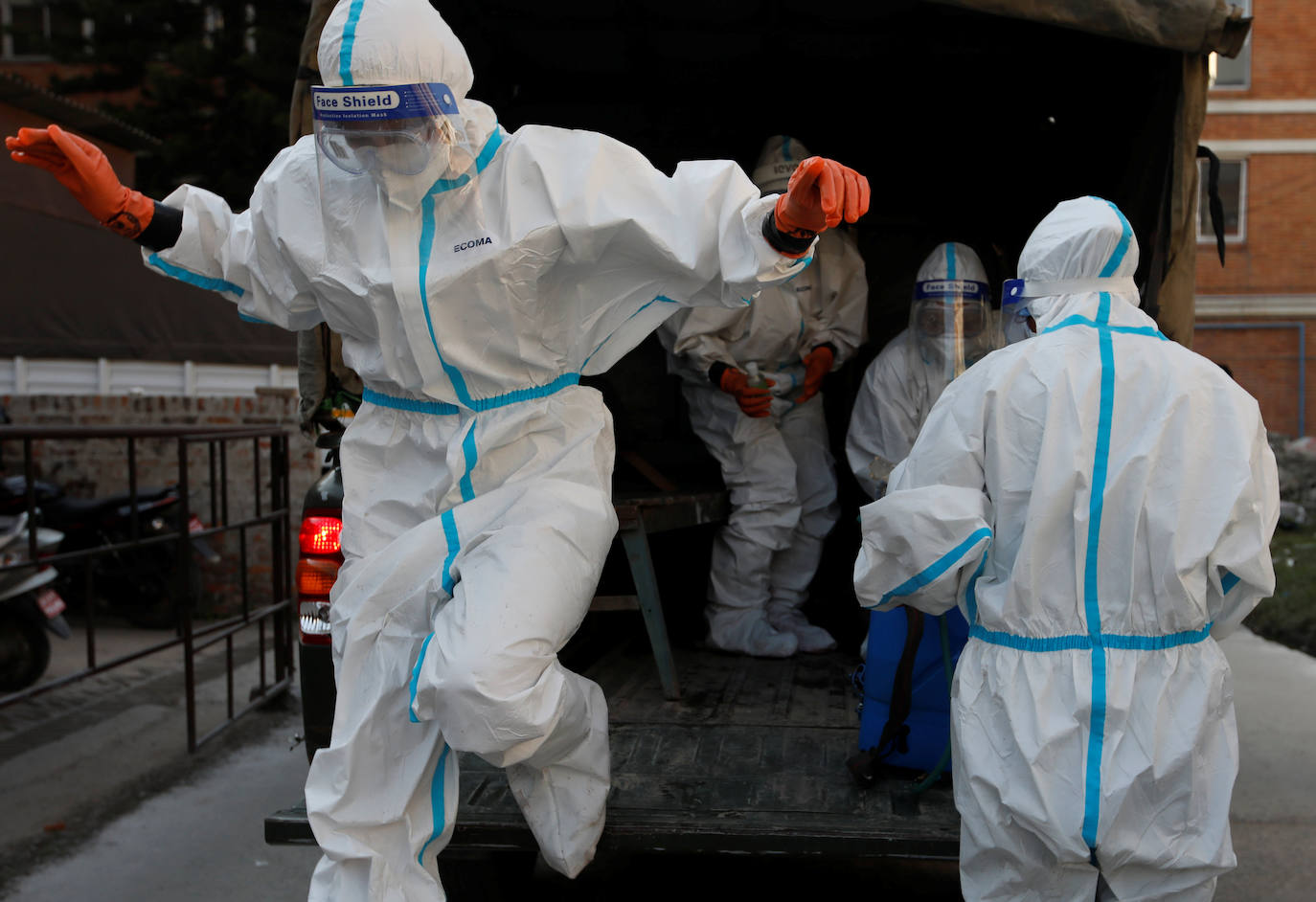 Mujeres soldados llegan para transportar los cuerpos de las víctimas del coronavirus al crematorio desde una morgue.
