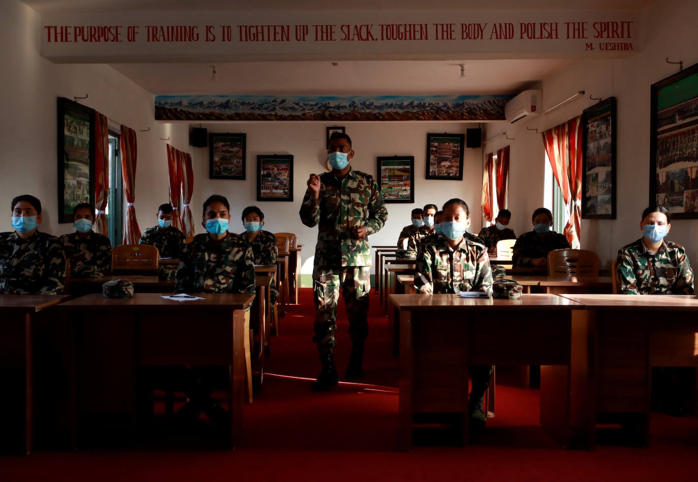 Un equipo de mujeres soldados asiste a una clase de preparación sobre cómo manejar los cuerpos de las víctimas del coronavirus dentro de sus cuarteles en Katmandú.