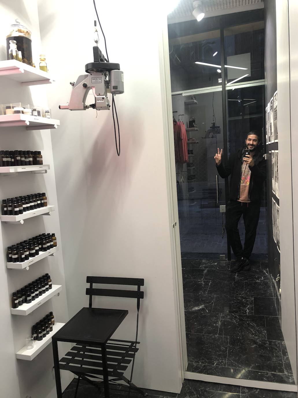 Fotos: Prendas únicas y perfumes a la carta en la tienda de autor más pequeña de Bilbao
