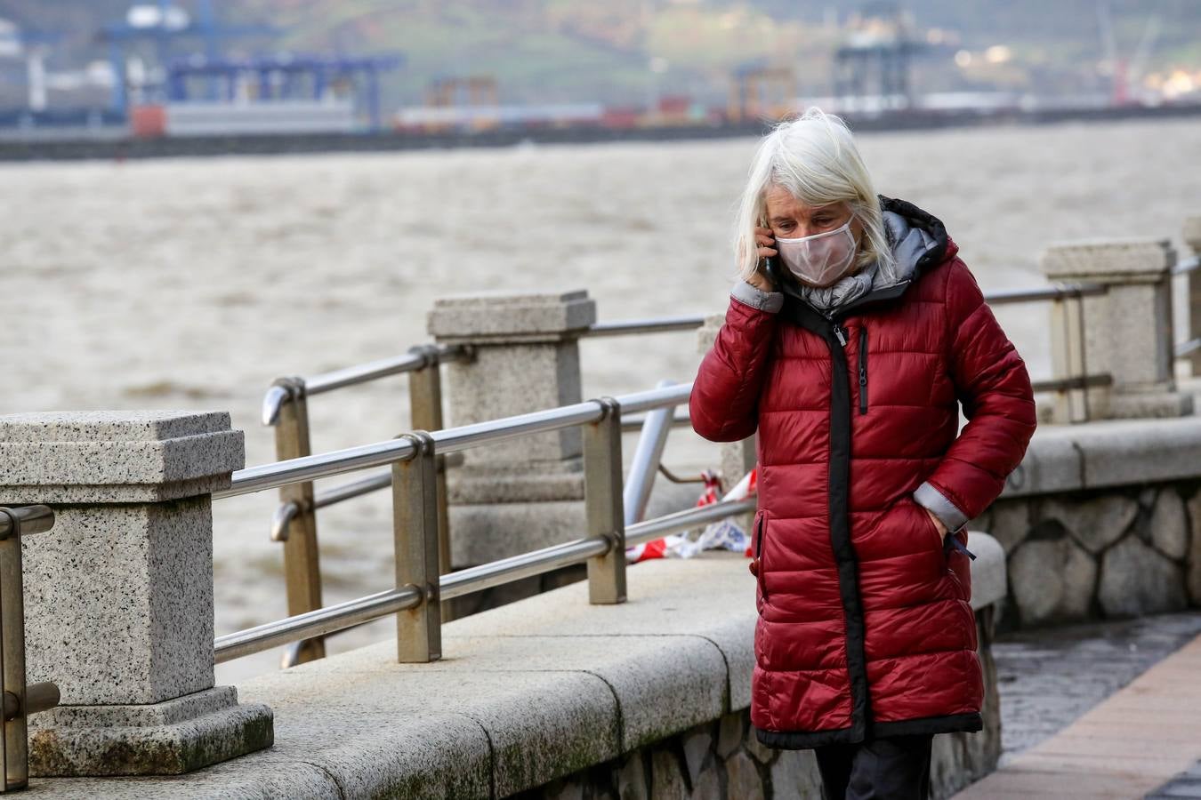 El fuerte oleaje azota la playa de Ereaga de Getxo y el puerto viejo.