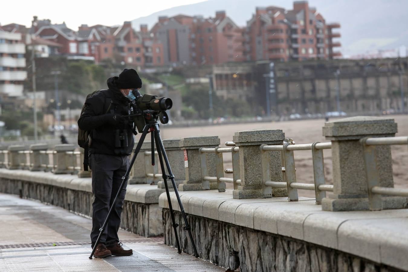 El fuerte oleaje azota la playa de Ereaga de Getxo y el puerto viejo.