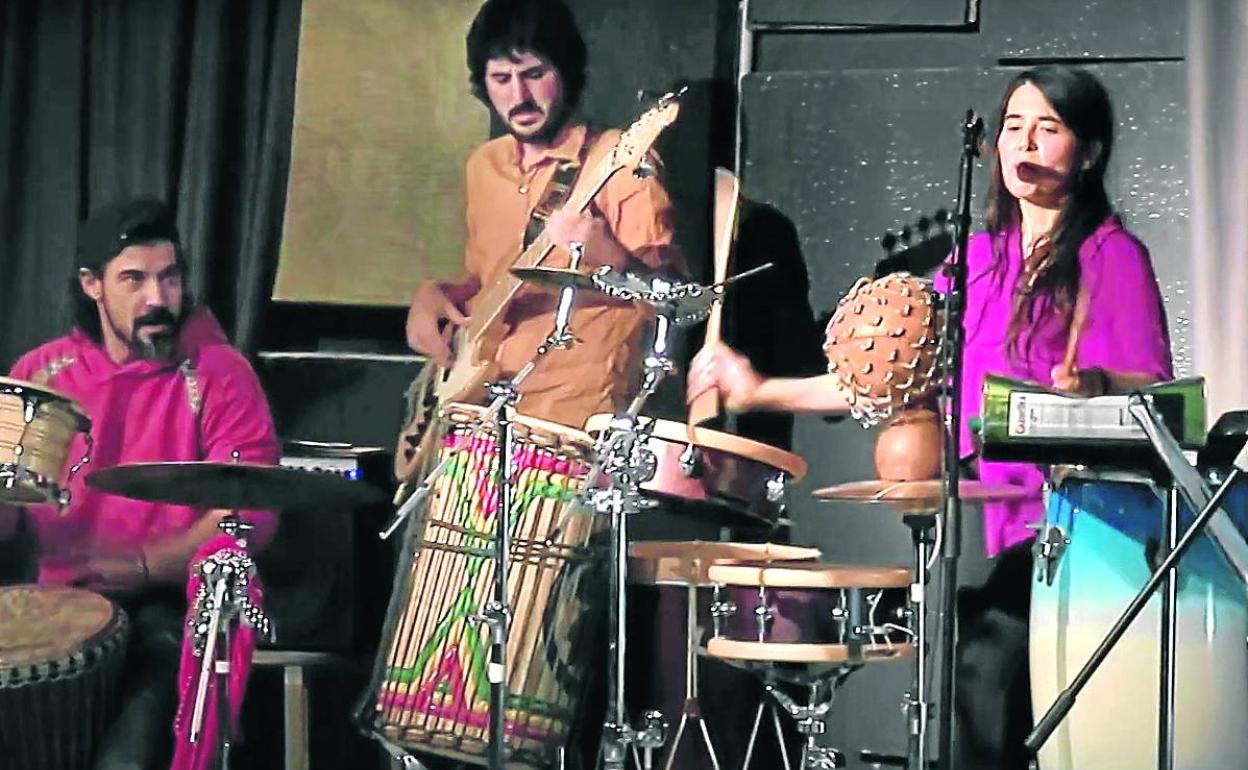 Nerea Quincoces, a la derecha, junto a dos de los miembros de Kuttune durante una actuación. 